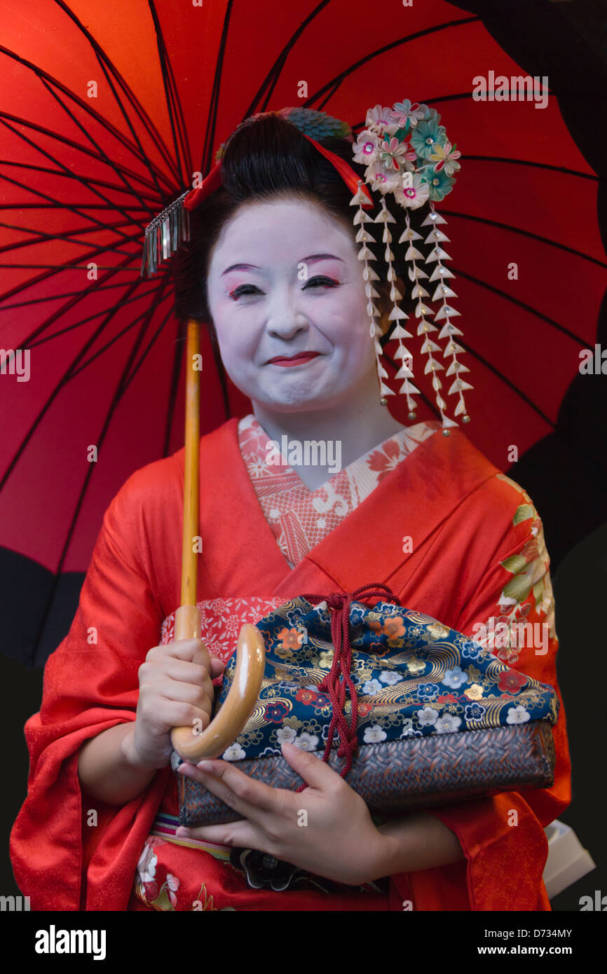 Geisha Kimono mit roten Regenschirm, Asakusa, Tokio, Japan Stockfoto