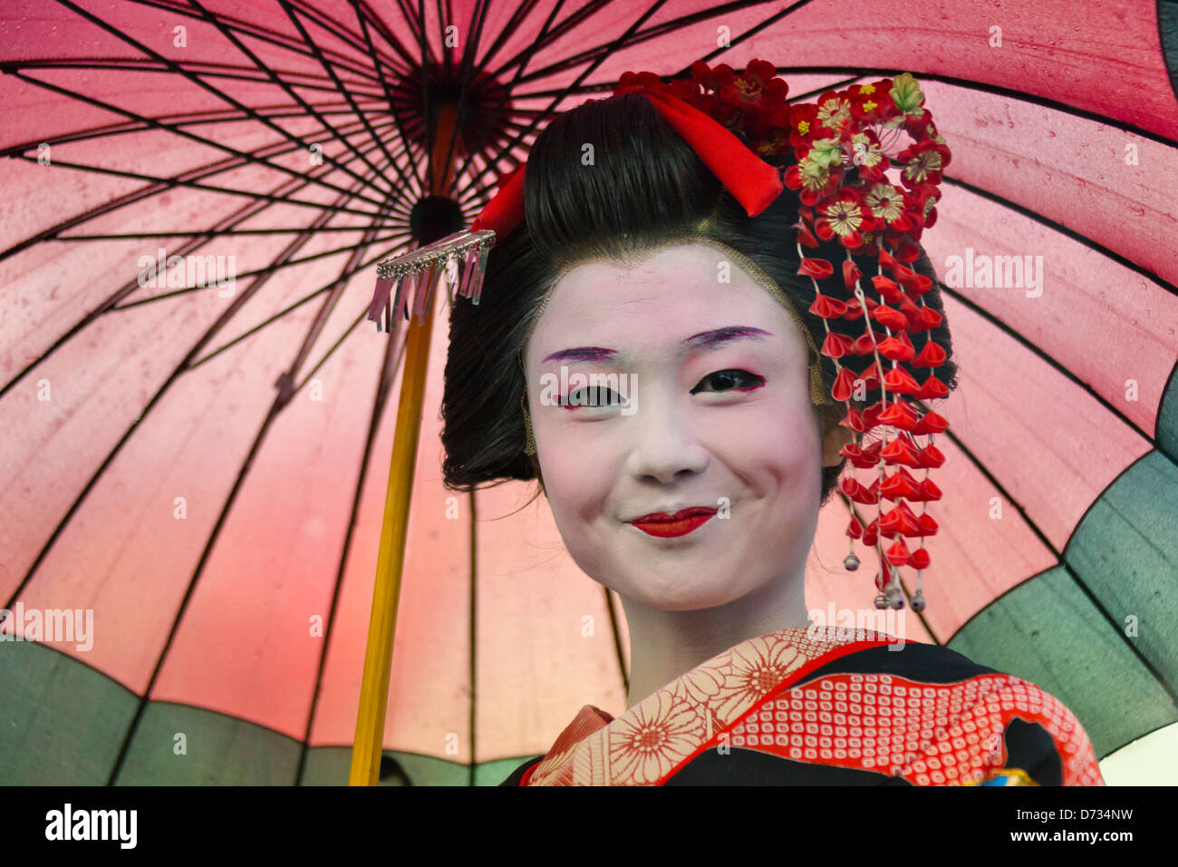 Geisha Kimono mit Regenschirm, Asakusa, Tokio, Japan Stockfoto