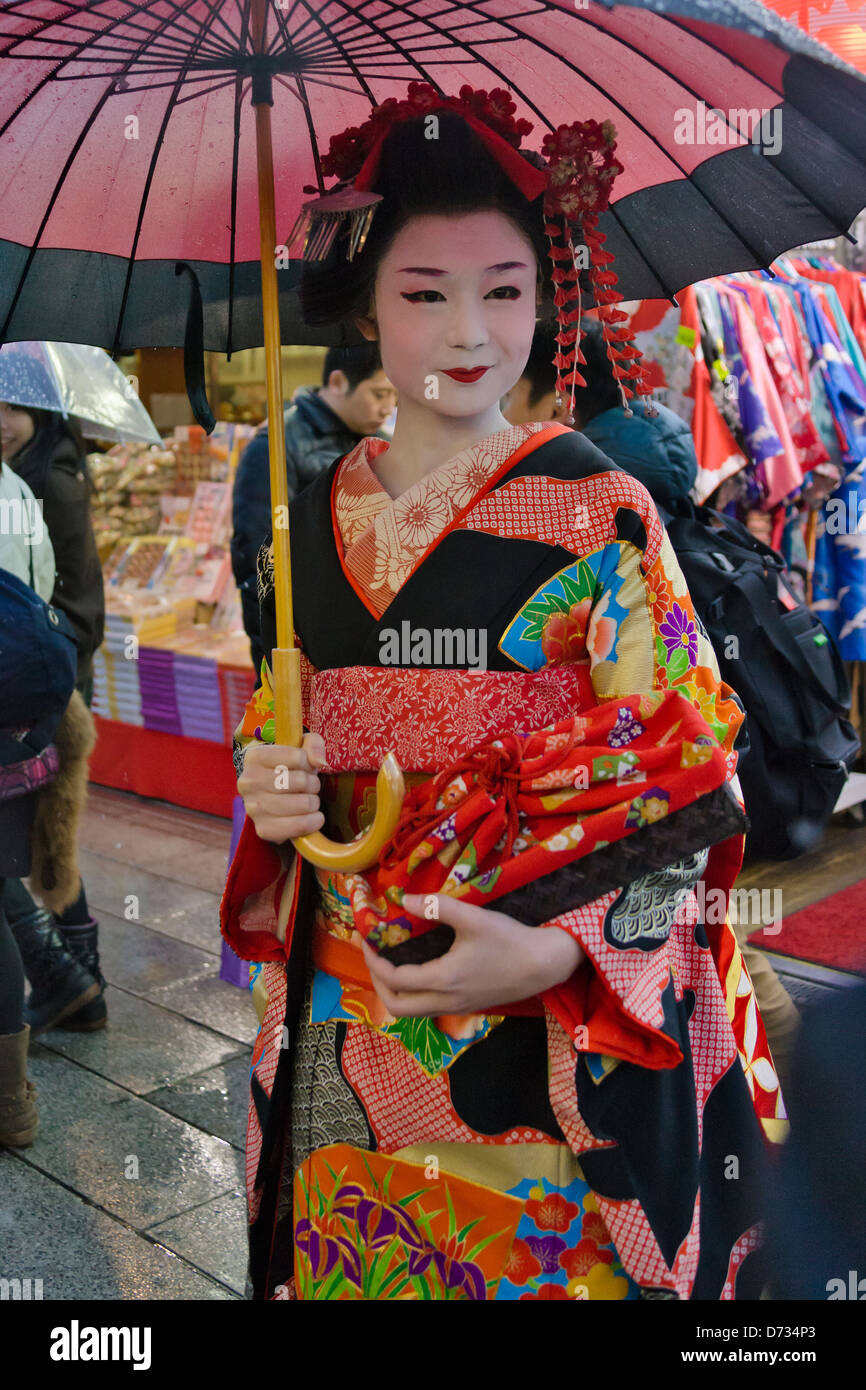 Geisha Kimono mit Regenschirm auf der Straße im Regen, Asakusa, Tokio, Japan Stockfoto