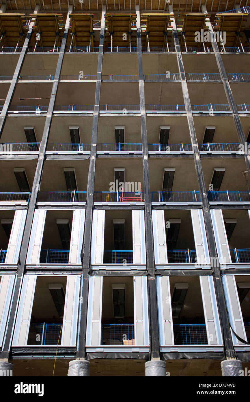 Nach oben auf das Skelett Schale eines unvollendeten Wohnblocks gebaut am Kings Cross, London Stockfoto