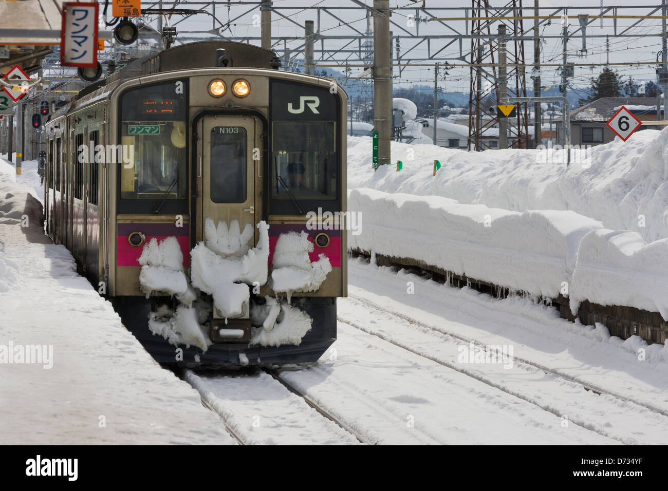Zug auf Gleis mit Schnee bedeckt, Präfektur Akita, Japan Stockfoto