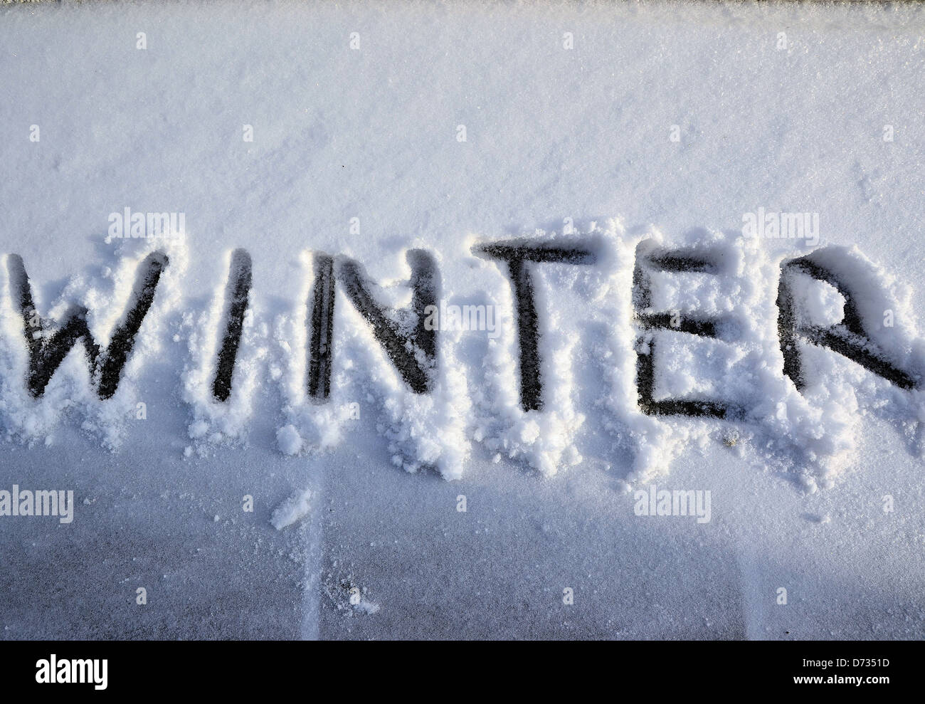 Der Wort Winter ist in den kalten Schnee geschrieben. Stockfoto