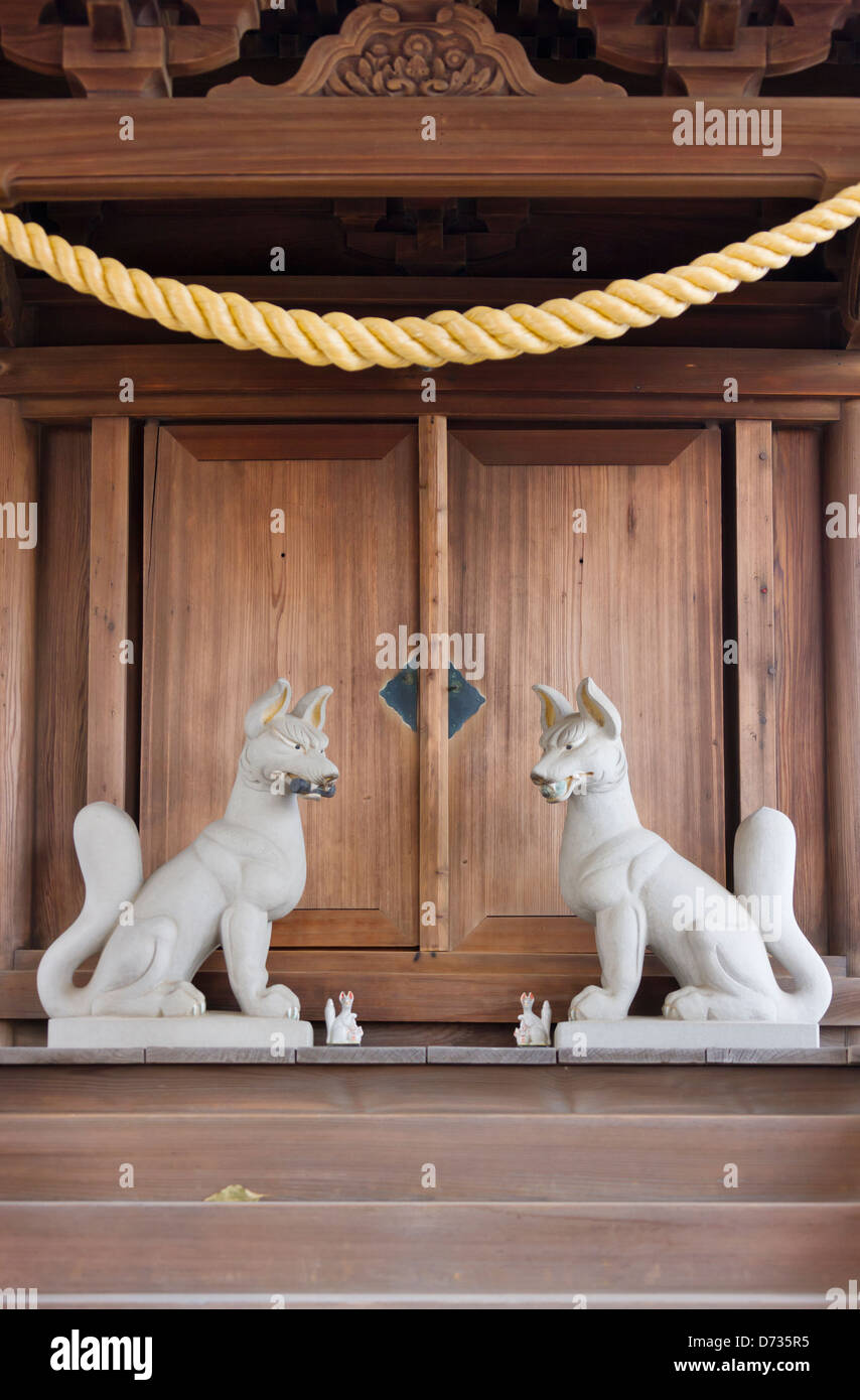 Statue von Kitsune (Fuchs) Teil der japanischen Folklore, vor Saidaiji Tempel, Okayama, Japan Stockfoto