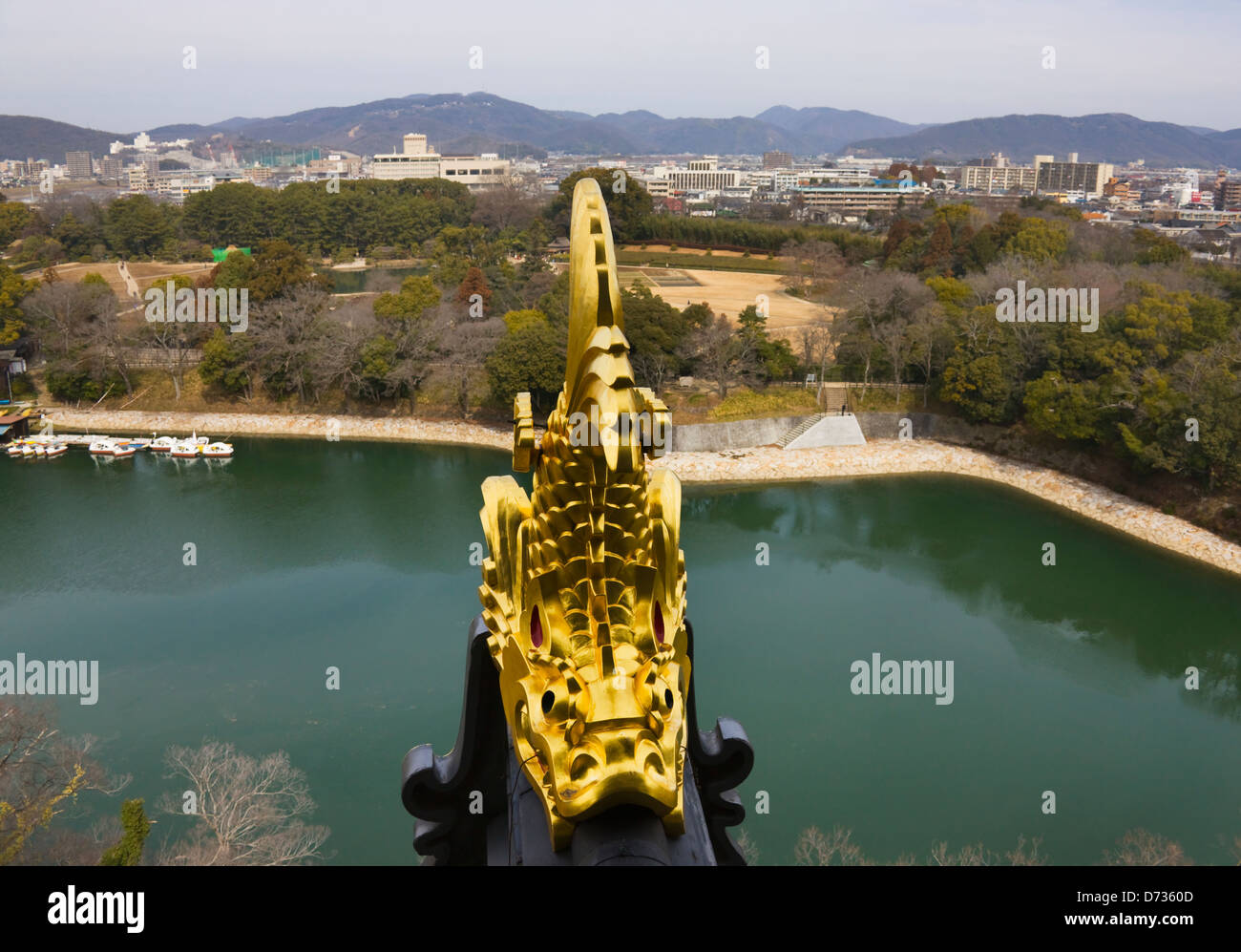 Goldener Fisch den Kopf Scultpture dekoriert auf die Traufe und die Aussicht aus dem Schloss, Okayama, Okayama, Japan Stockfoto