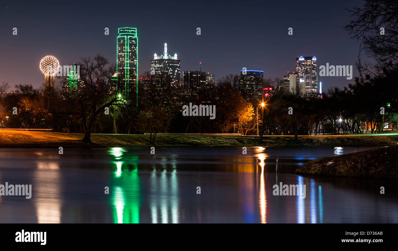 Dallas Skyline spiegelt sich in einem See Stockfoto