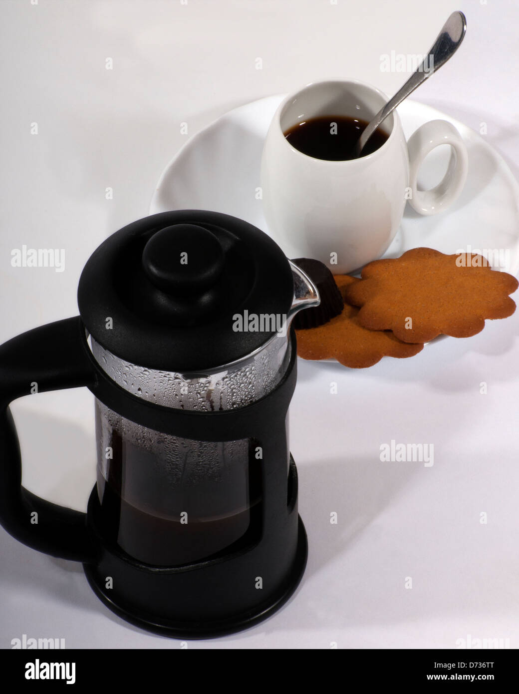 Kaffee, drücken Sie traditionelle französische Kaffeemaschine und kleine  weiße Tasse mit einem silbernen Löffel, Schokolade und Kekse  Stockfotografie - Alamy