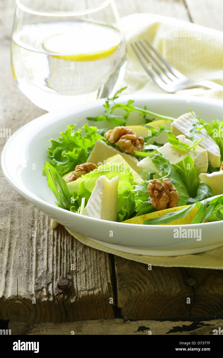 Salat mit Birnen, Walnüssen und Käse Camembert Stockfoto