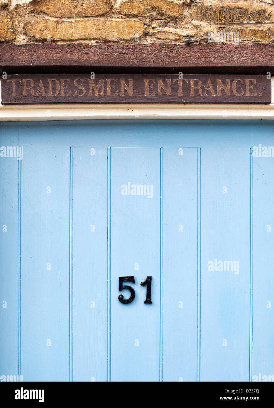 Ortseingangsschild Tür Handwerker über eine blaue Holz Haustür. UK Stockfoto