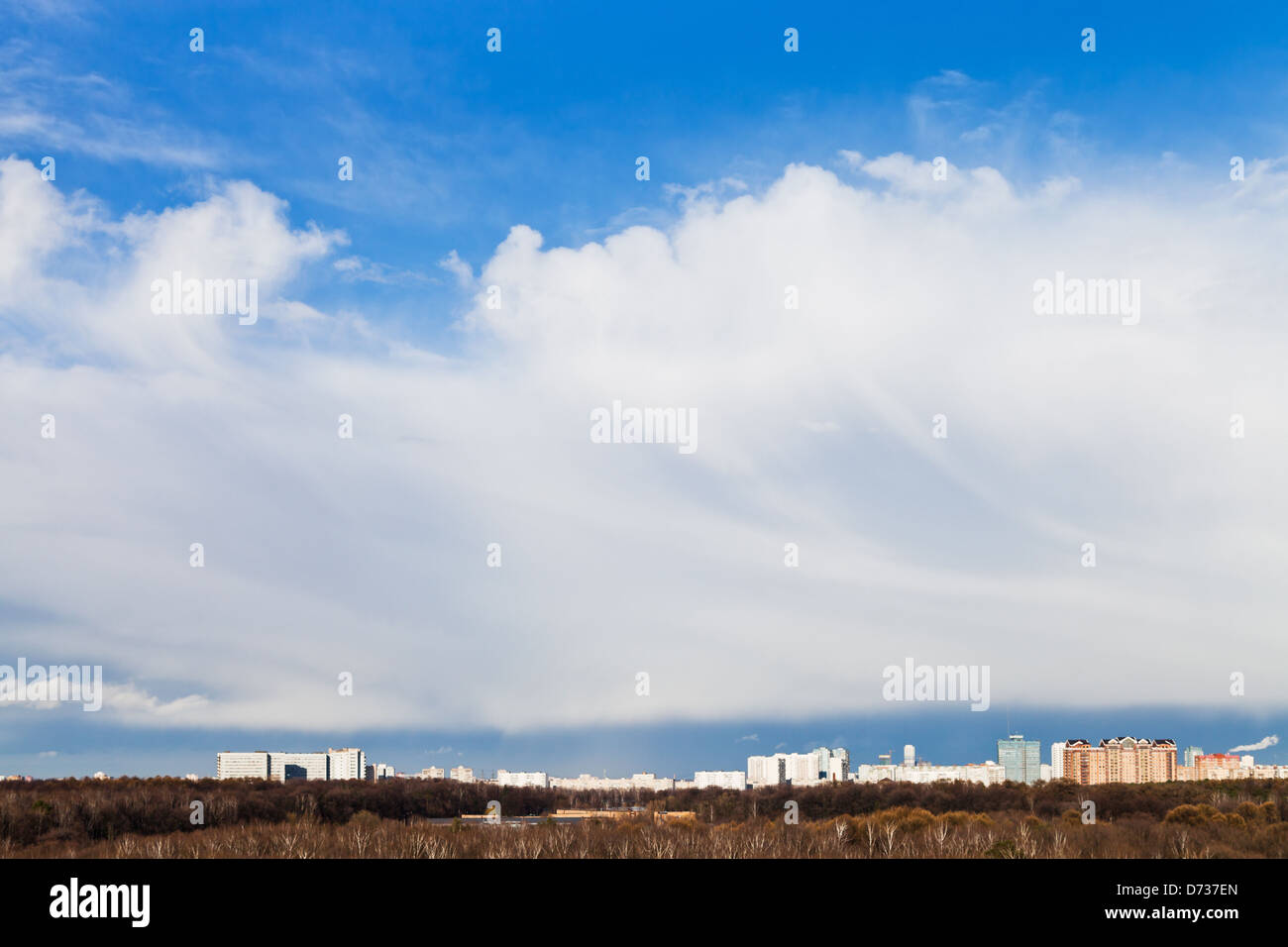weiße Arcus Wolke Wetterfront unter Stadt Stockfoto