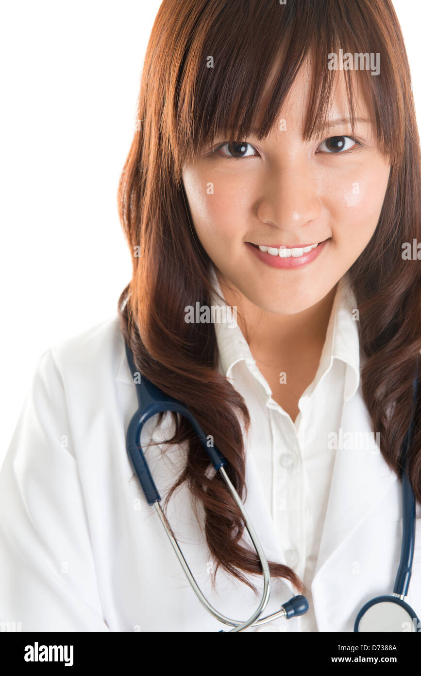 Junge asiatische Krankenschwester oder Medizinstudent lächelnd isoliert auf weißem tragen Laborkittel. Stockfoto