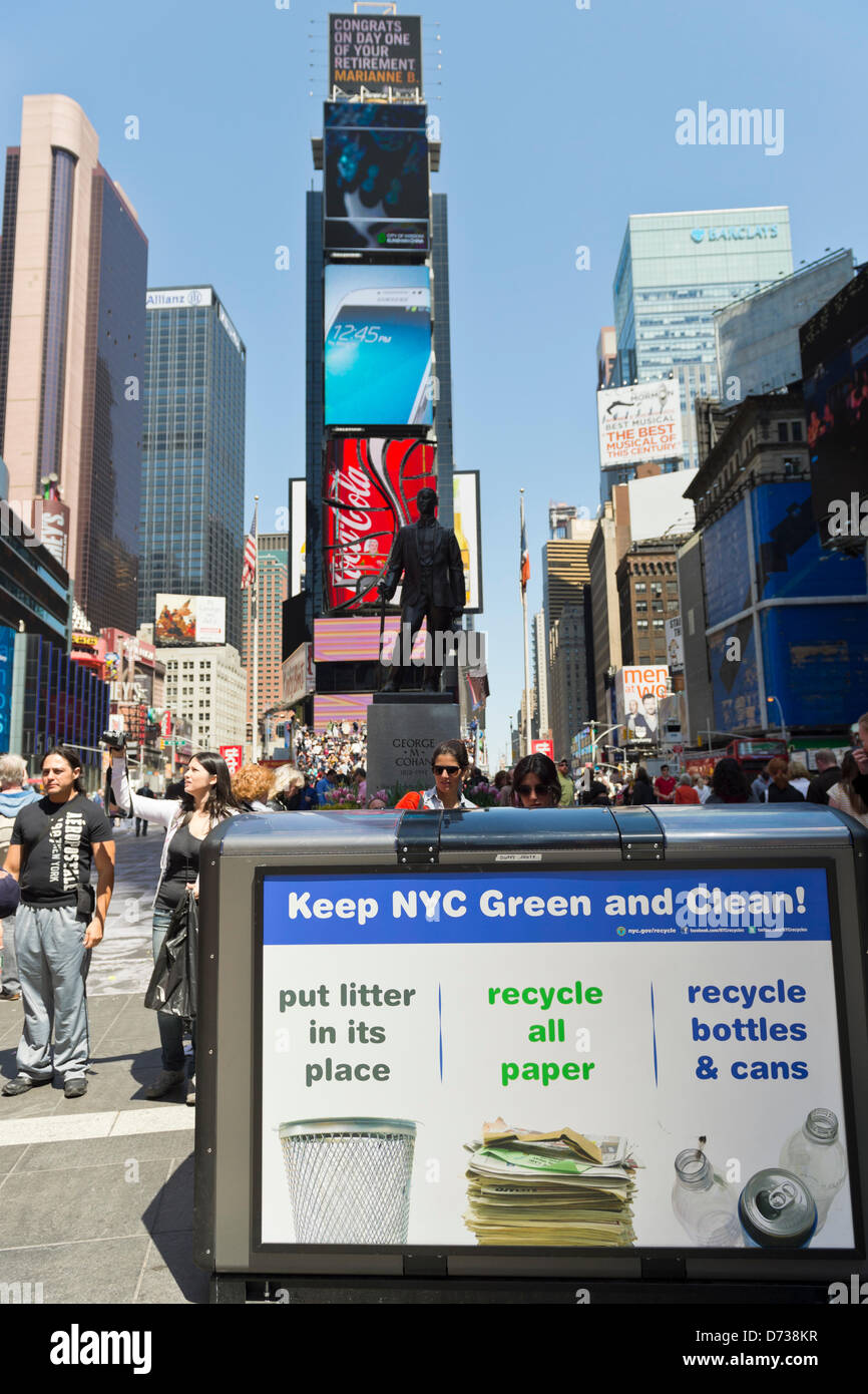 27. April 2013 - Manhattan, New York, USA - "Keep NYC Green and Clean" deutet auf die neue BigBelly Solar-Powered Abfälle & Recycling Station, einer der 30 am Times Square. Bürgermeister Bloomberg und der Times Square Alliance angekündigt, dass die Stationen gehören ein pilot-Programm dazu anregen, zu recyceln. Stockfoto