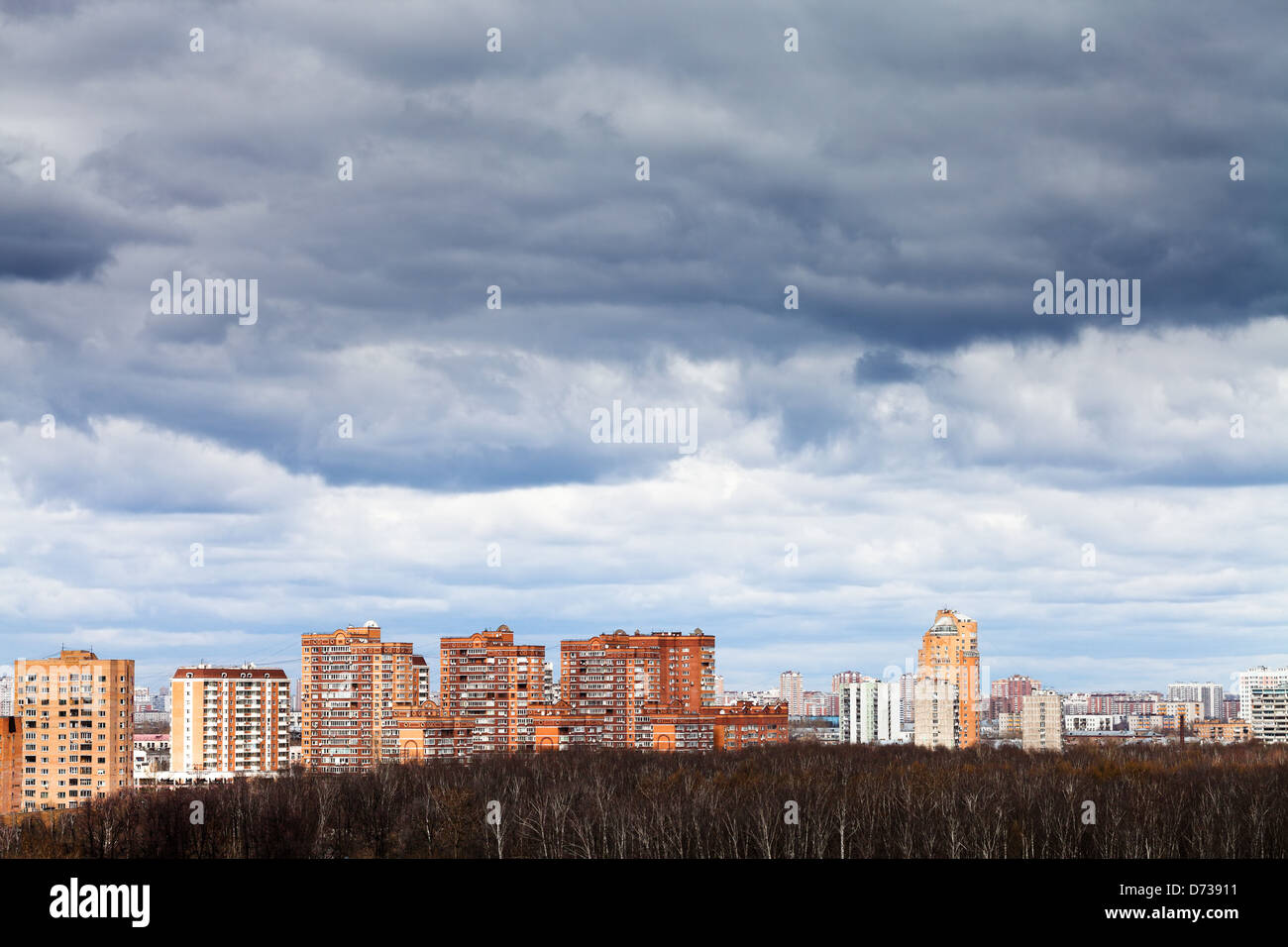 niedrigen grauen regnerischen Wolken unter Stadt im Frühjahr Stockfoto
