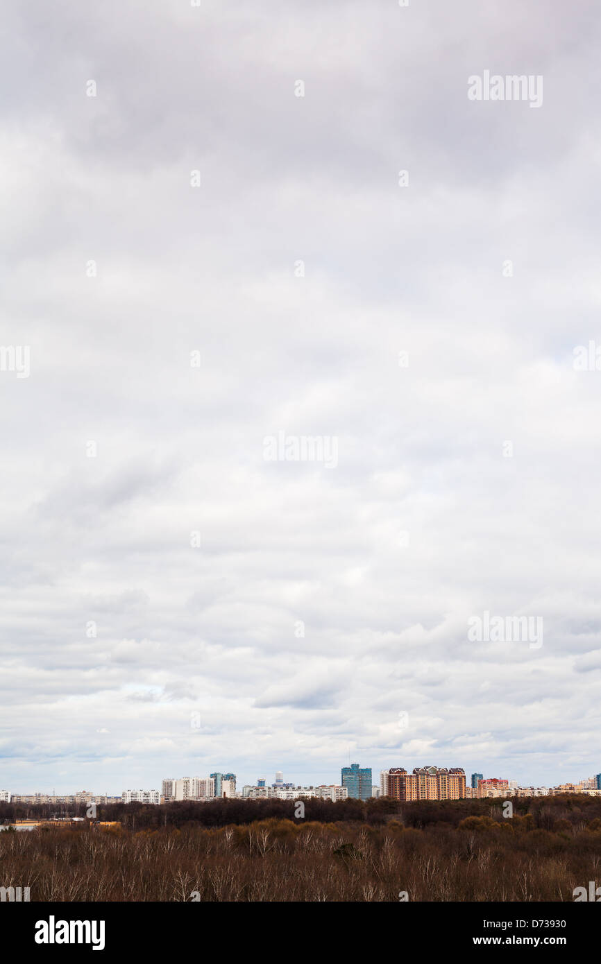 weiße Feder regnerischen Wolken unter Stadt Stockfoto
