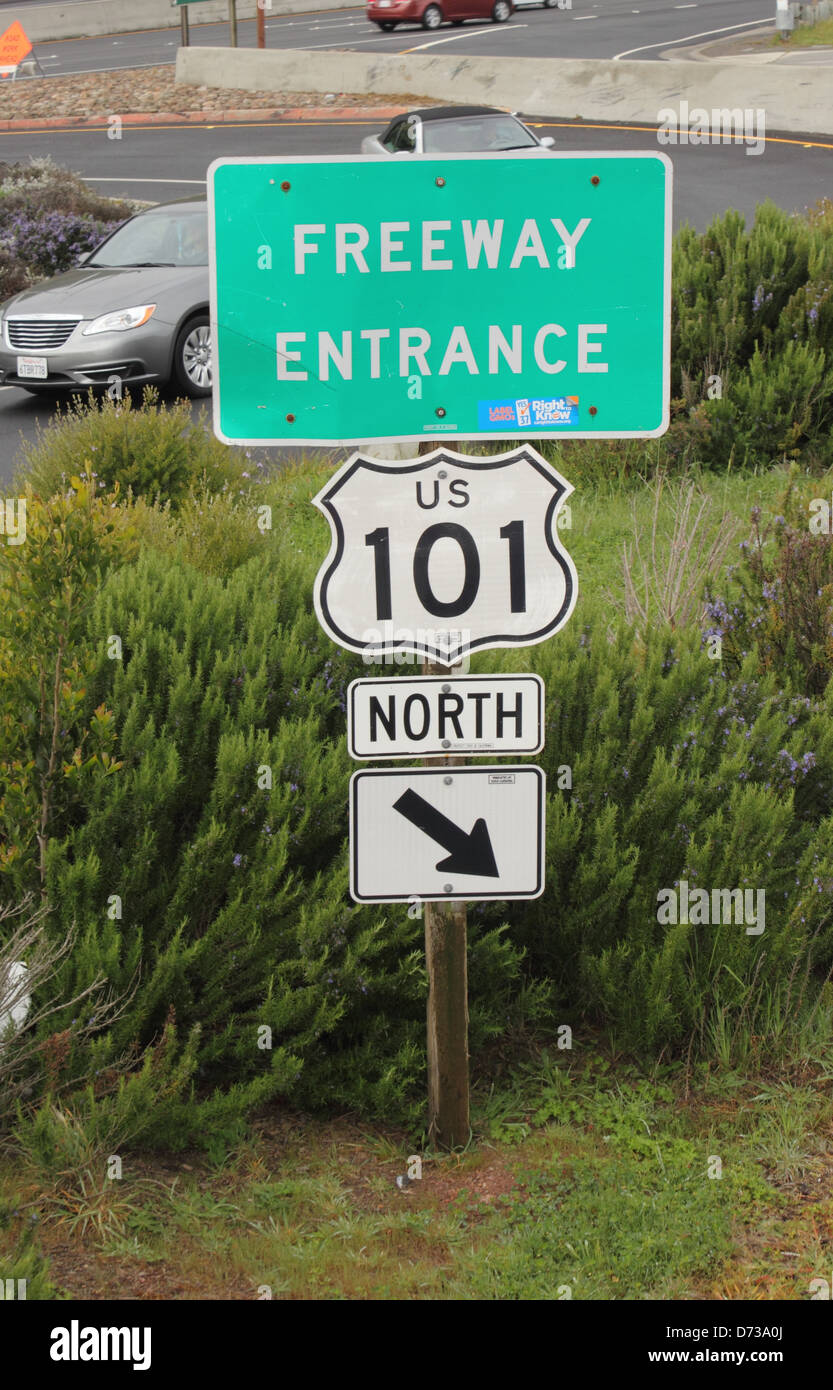 SAN FRANCISCO, USA, 28. MÄRZ 2013: Amerikanische Verkehrszeichen für Route 101 und der Autobahn Eingang in San Francisco, USA am 28. März 2013 Stockfoto