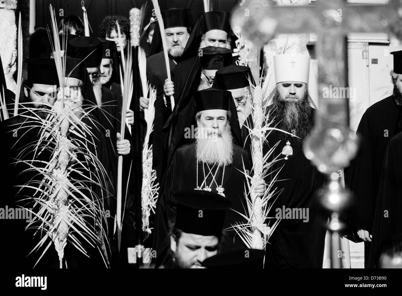 Patriarch Theophilos III der Jerusalem (C) führt eine Prozession zur Kirche von der Grabeskirche für Gebet und Gottesdienst am östlichen orthodoxen Palmsonntag. Jerusalem, Israel. 28. April 2013.  Östliche orthodoxe Christen feiern am Palmsonntag, basierend auf dem Julianischen Kalender, an der Kirche der Grabeskirche. Stockfoto