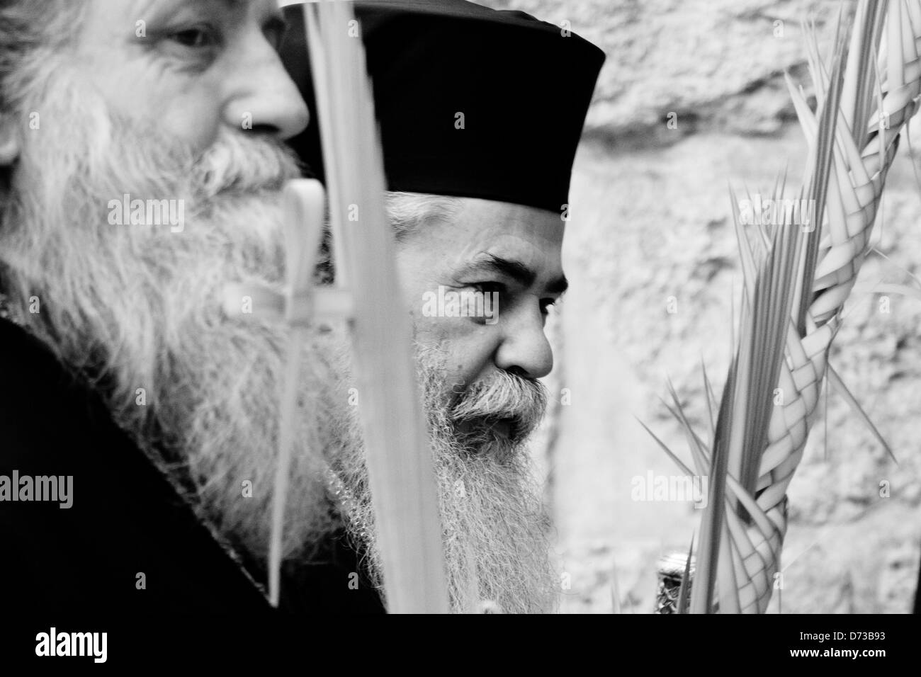 Patriarch Theophilos III der Jerusalem (R) führt eine Prozession zur Kirche von der Grabeskirche für Gebet und Gottesdienst am östlichen orthodoxen Palmsonntag. Jerusalem, Israel. 28. April 2013.  Östliche orthodoxe Christen feiern am Palmsonntag, basierend auf dem Julianischen Kalender, an der Kirche der Grabeskirche. Stockfoto