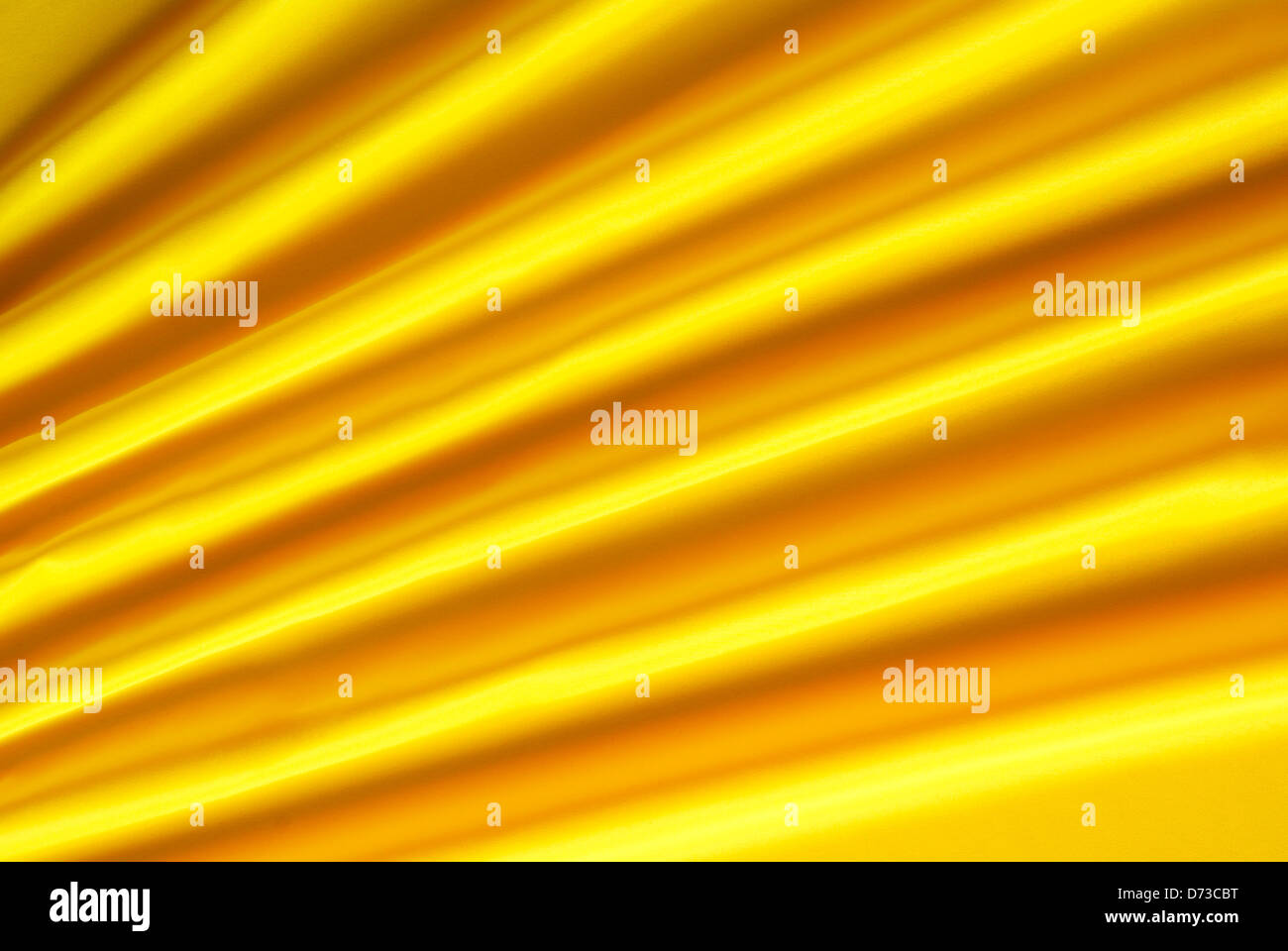 gelb und seidigen Stoff als Hintergrund angeordnet Stockfoto