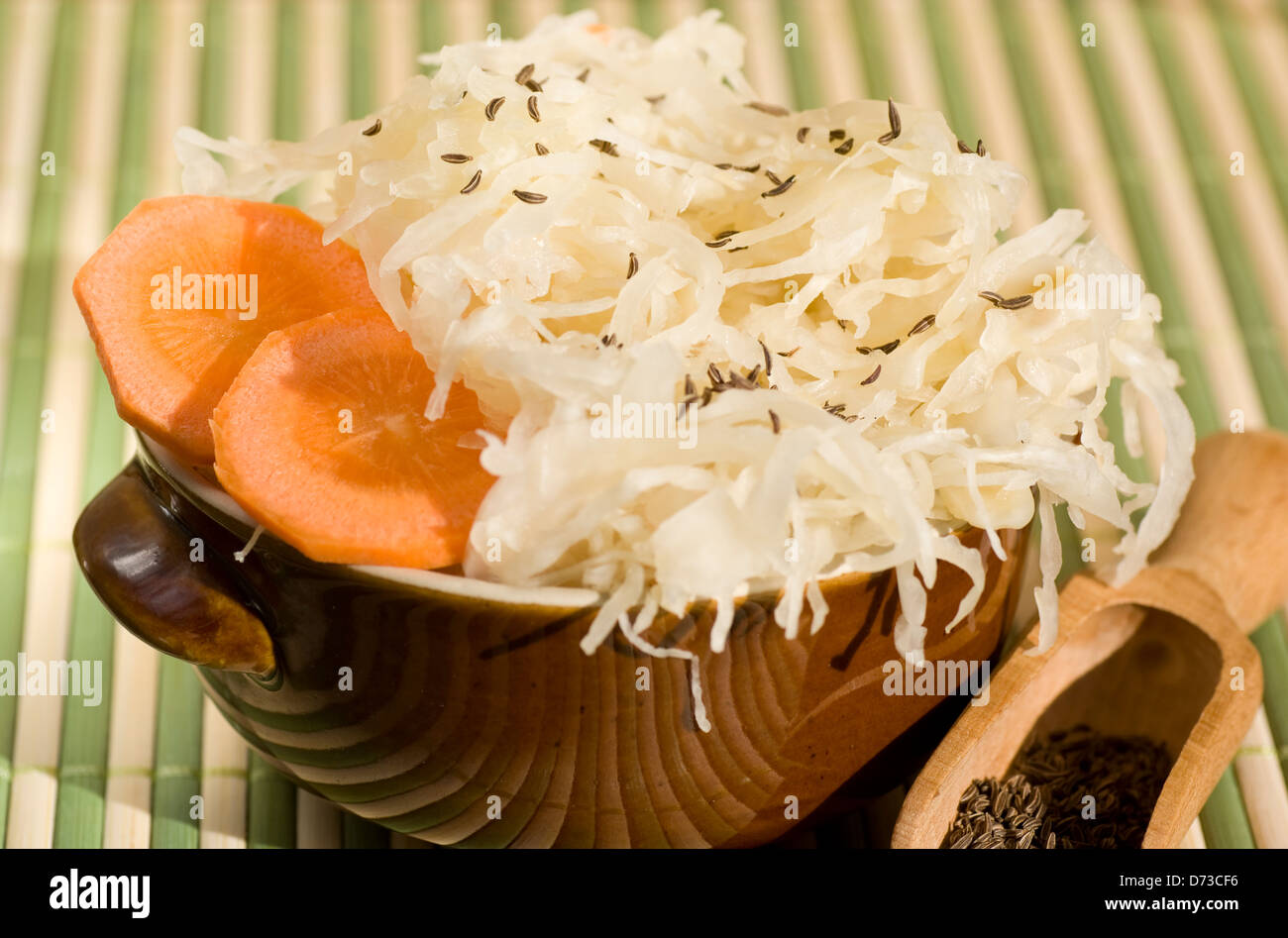 Sauerkraut mit Kümmel und Karotte in braunen Schüssel Stockfoto