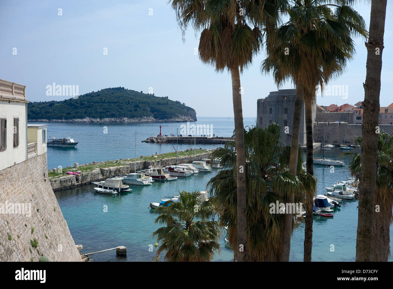 Dubrovnik, Kroatien Hafen mit Stadtmauer und Insel Lokrum Stockfoto