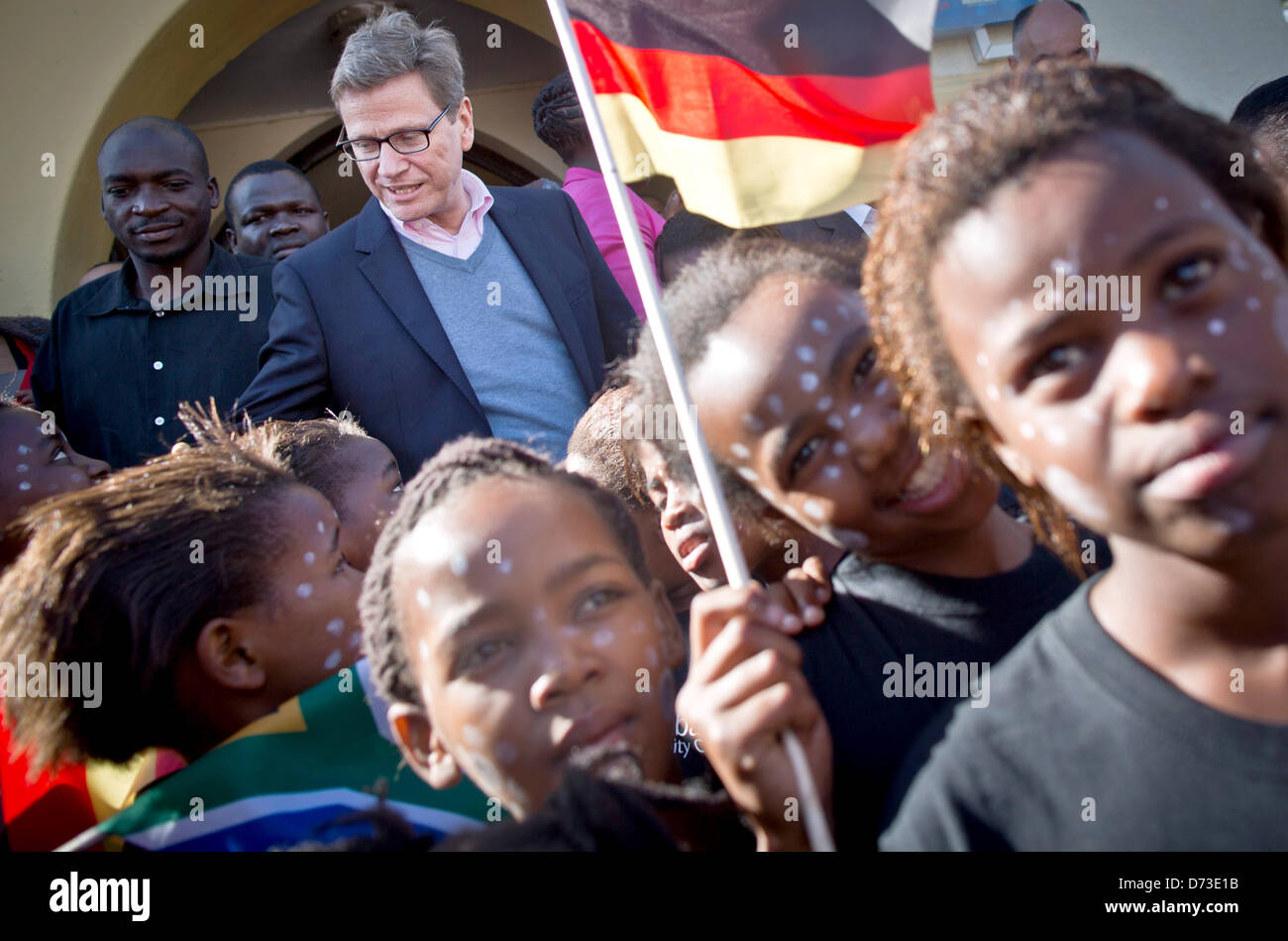 Der deutsche Außenminister Guido Westerwelle spricht mit einer Frau im Township Philippi in Cape Town, South Africa, 28. April 2013. Westerwelle besucht die iThemba Labantu lutherischen Gemeindezentrum bei seinem fünf-Tages-Besuch nach Afrika. Foto: MICHAEL KAPPELER Stockfoto