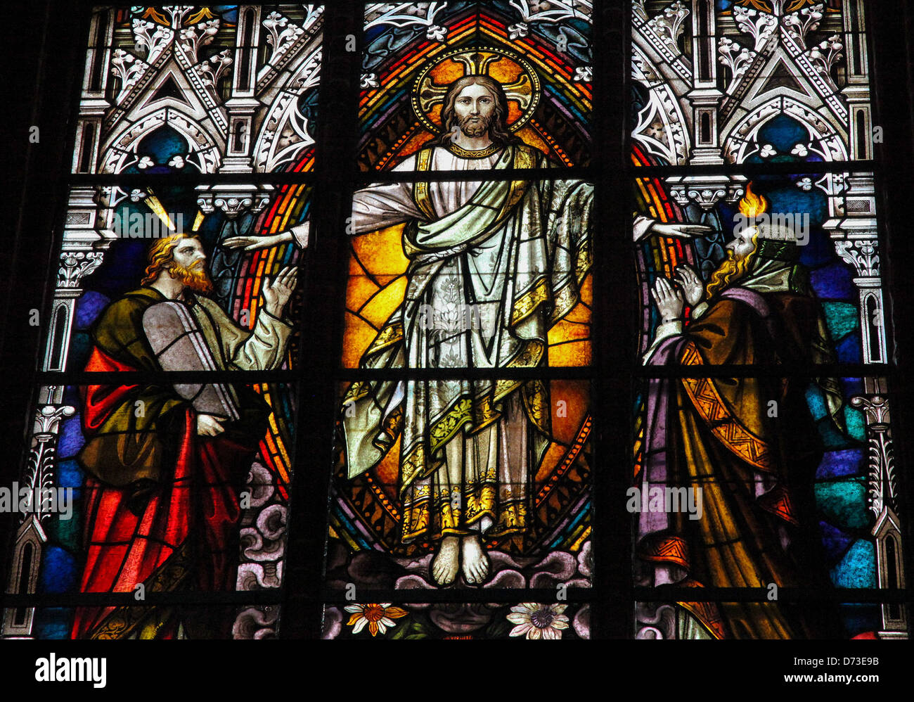 Glasmalerei-Fenster Darstellung Jesu Christi, Moses mit den zehn geboten und der Prophet Iesaiah. Stockfoto