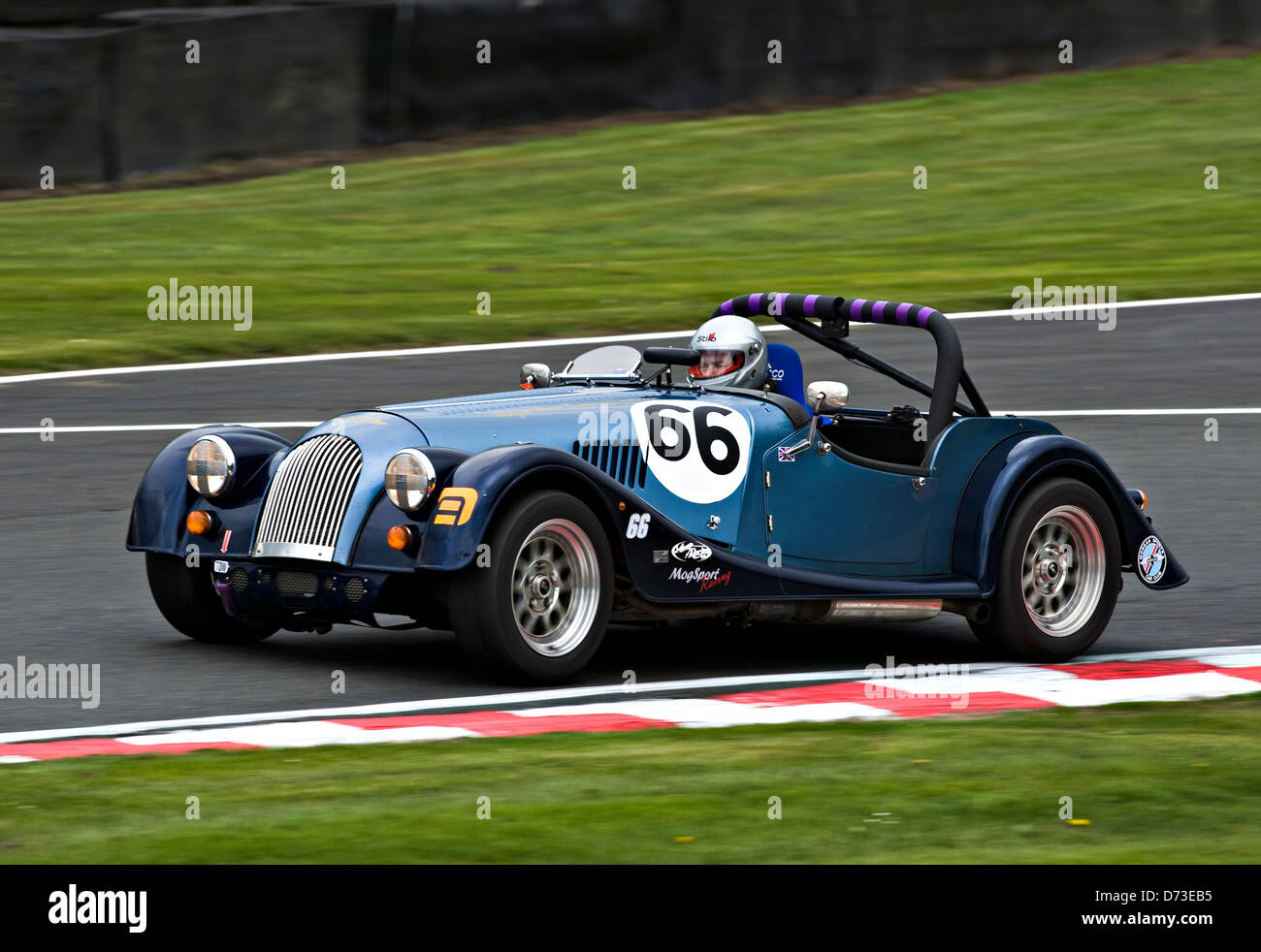 Morgan Sportwagen im Wettbewerb am Oulton Park Rennstrecke im Motorsport Race Event Cheshire England Vereinigtes Königreich UK Stockfoto