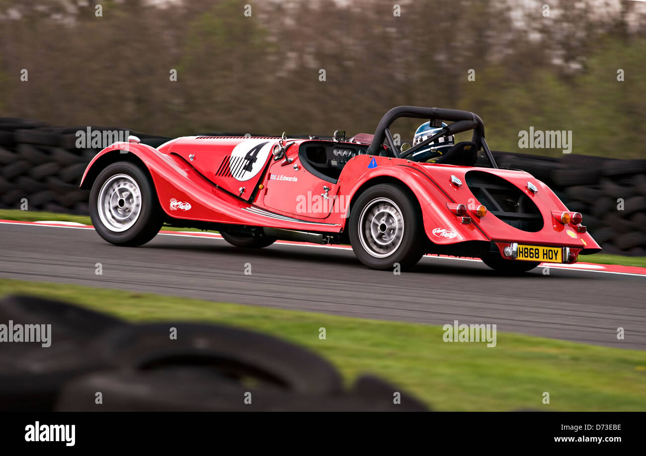 Morgan Sportwagen im Wettbewerb am Oulton Park Rennstrecke im Motorsport Race Event Cheshire England Vereinigtes Königreich UK Stockfoto