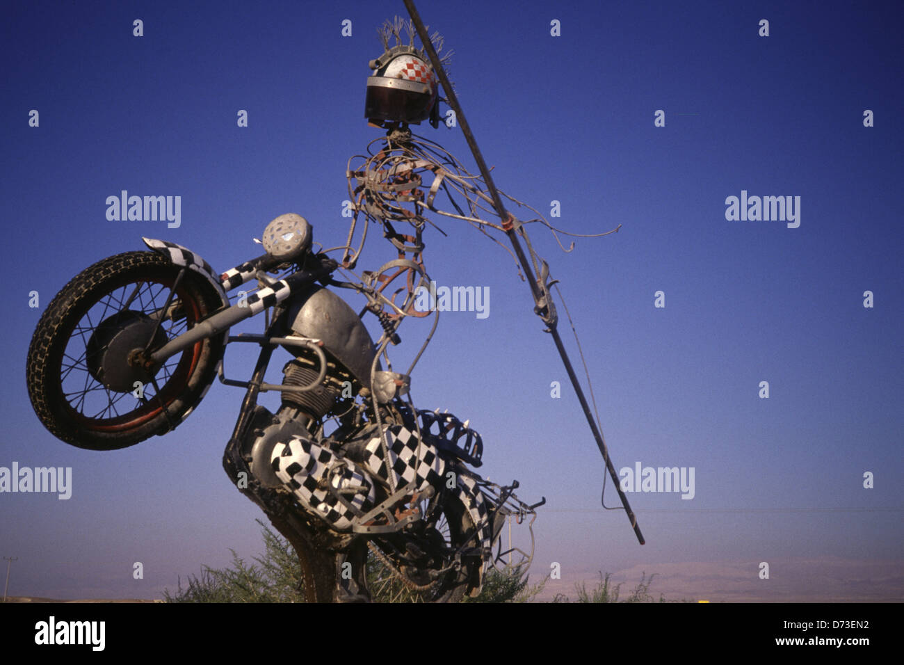 Metallskulptur, die bizarren Freestyle Motocross FMX zeigt, platziert im Arava Tal nahe 101 km Punkt auf der Straße nach Eilat Süd-Israel Stockfoto
