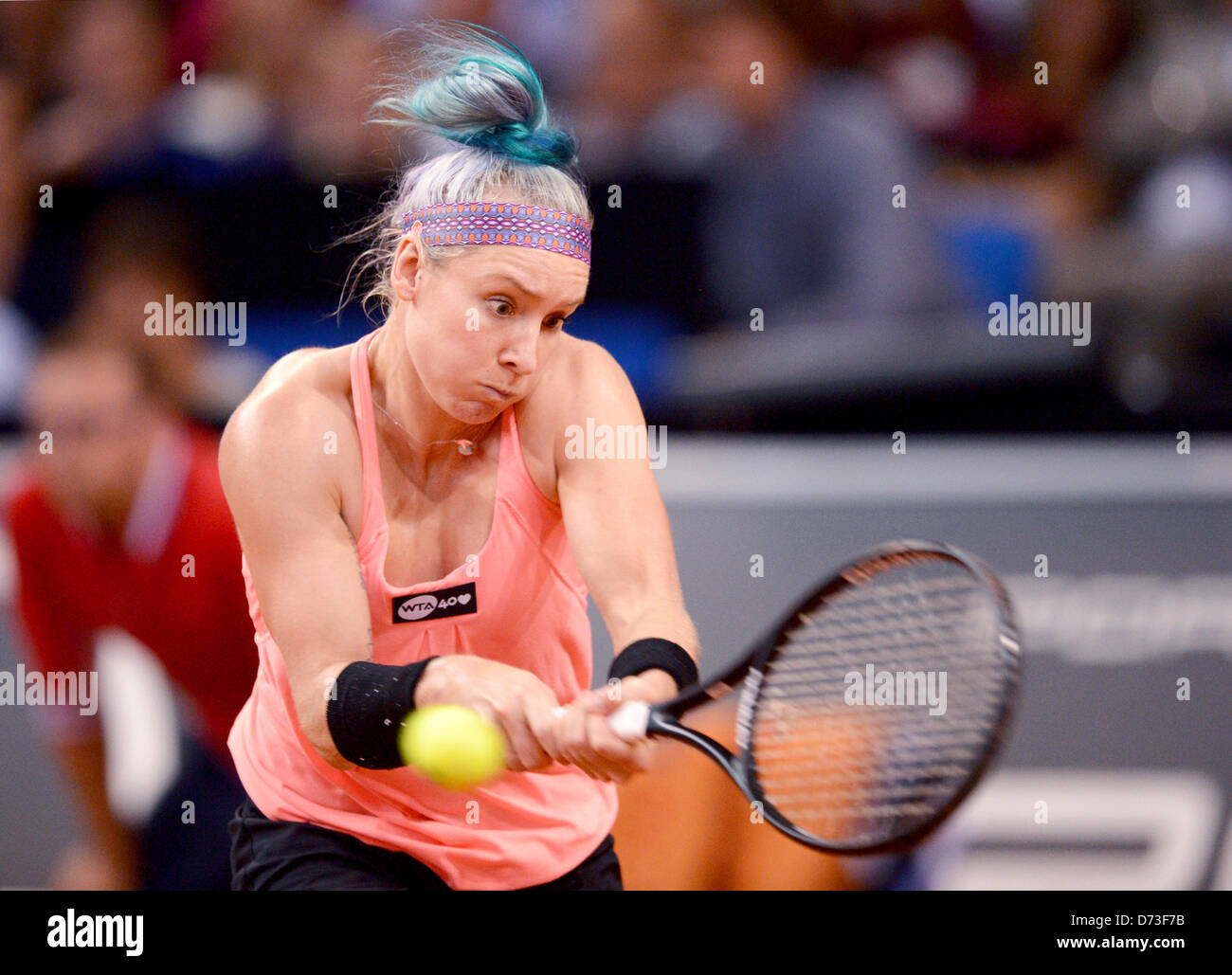 USAS Bethanie Mattek-Sands schlägt den Ball in das Halbfinale gegen Chinas Li Na bei WTA Porsche Tennis Grand Prix in der Porsche Arena in Stuttgart, Deutschland, 27. April 2013. Foto: BERND WEISSBROD Stockfoto