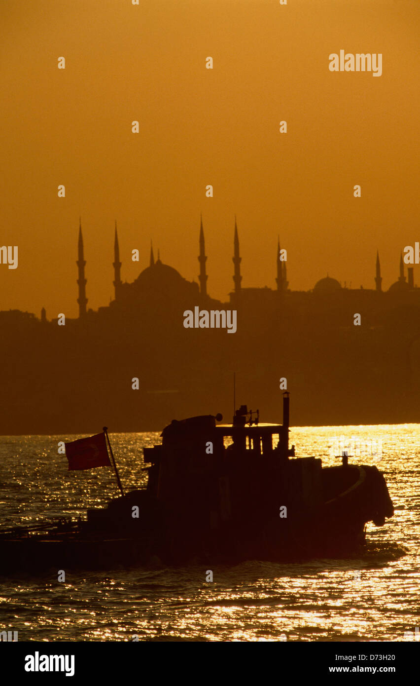 Ein Schlepper Zwirnen der Meerenge des Bosporus und das Goldene Horn mit dem Hintergrund der Istanbul Moscheen. Stockfoto