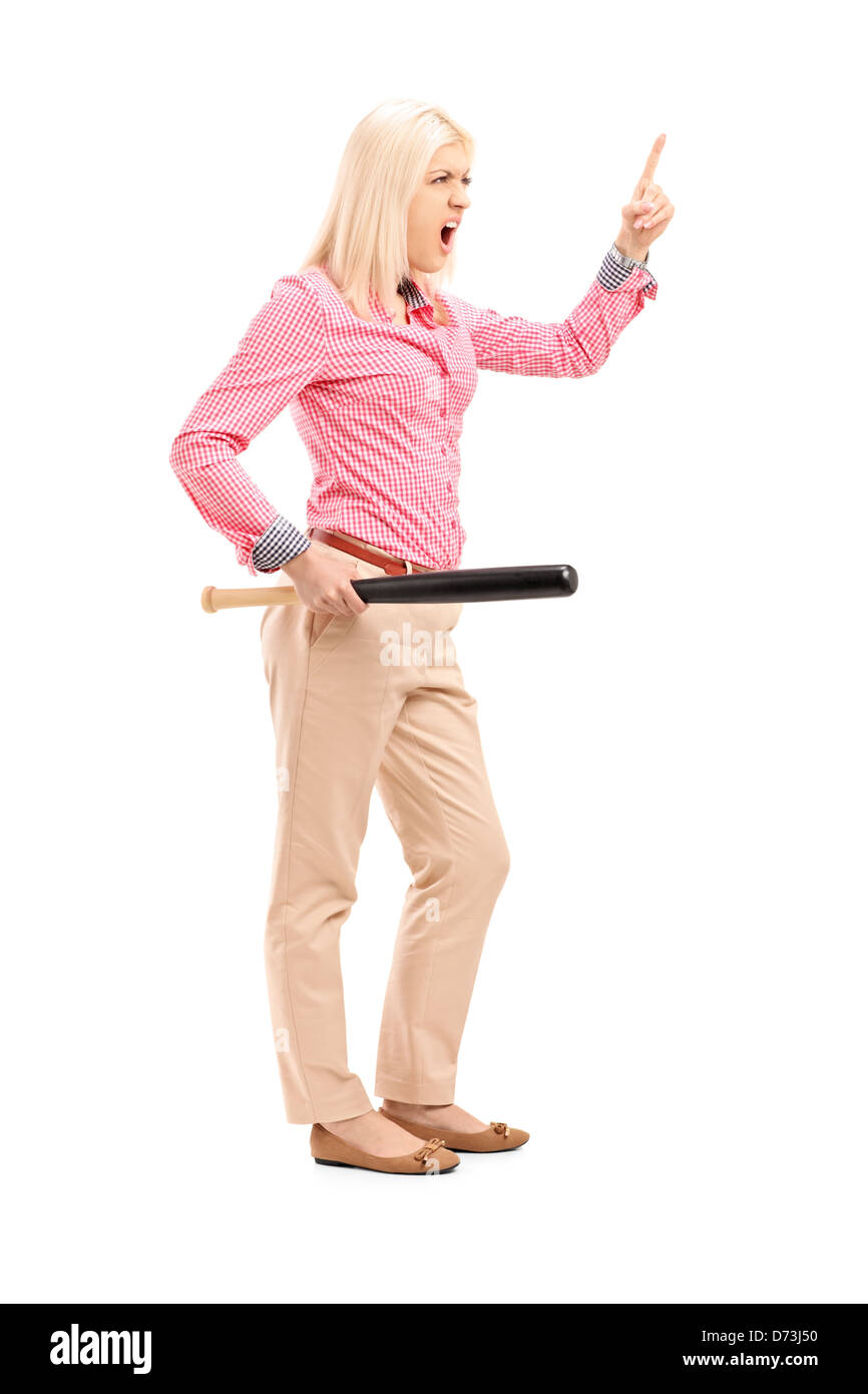Voller Länge Porträt einer gewalttätigen jungen Frau hält einen Baseballschläger und bedrohlich, isoliert auf weißem Hintergrund Stockfoto