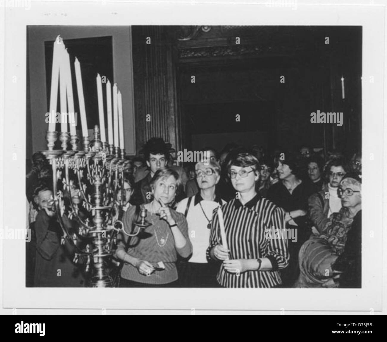 Feige Shkolnik, Ehefrau von Gefangenen des Gewissens Isaak Schkolnik Beleuchtung eine Hannukiah bei der Eröffnung des jüdischen Museums in New York City Stockfoto