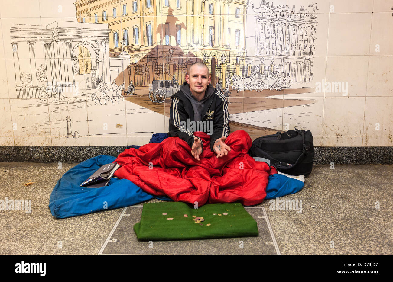 Obdachloser Mann um Geld betteln in einem dreckigen Unterführung, London, England, UK. Stockfoto