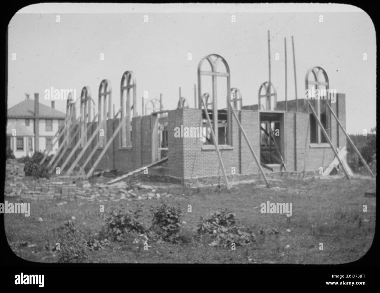 Ein Foto, das den Bau der Beth Hillel Synagoge an der Baron de Hirsch Trade School in Carmel, New Jersey, dokumentiert. Dieses Bild ist Teil der Aufzeichnungen der American Jewish Historical Society über die jüdische Siedlung in South Jersey. Stockfoto