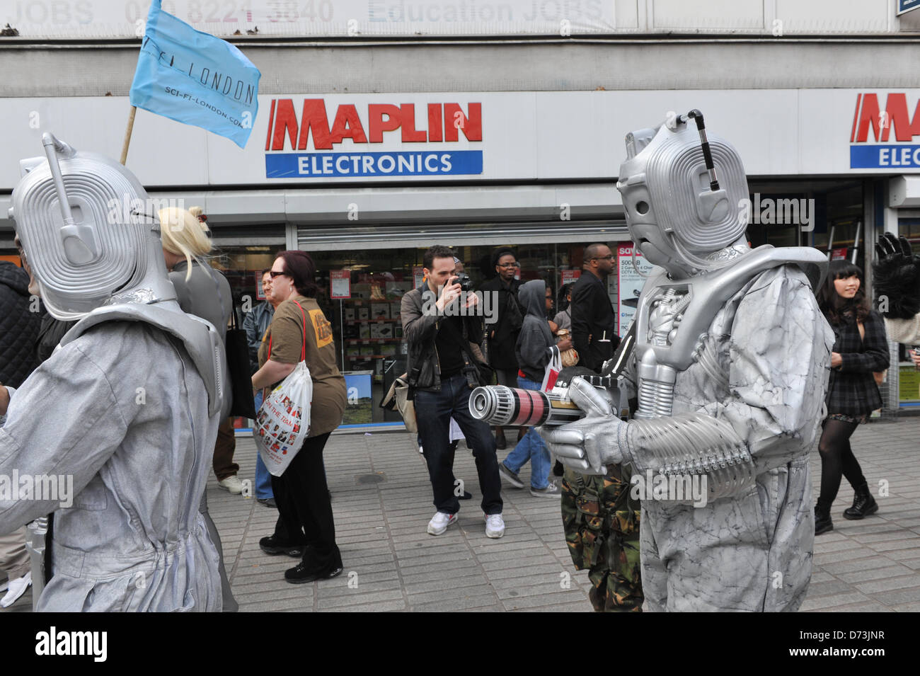 Cosplay Cosplayer verkleiden Stratford, London, UK. 28. April 2013. Deute passieren Maplin Elektronik an der Trachtenumzug. Der Sci-Fi-London Trachtenumzug eröffnet 12. jährlichen International Festival of Science Fiction und fantastischen Film im Stratford Picture House in East London statt. Alamy Live-Nachrichten Stockfoto