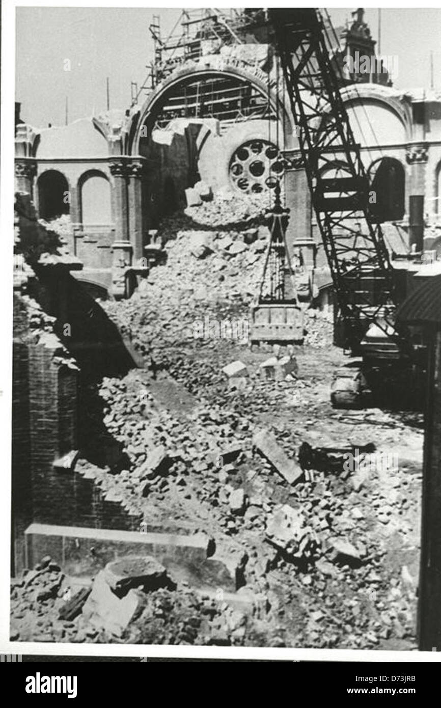 Die Trümmer der Münchner Synagoge nach ihrer Zerstörung während der Novemberpogrome 1938, die vom Leo-Baeck-Institut gefangen genommen wurden. Das Bild zeigt die Nachwirkungen der Kristallnacht mit einem Kran im Hintergrund, der die Überreste der Synagoge räumt. Stockfoto