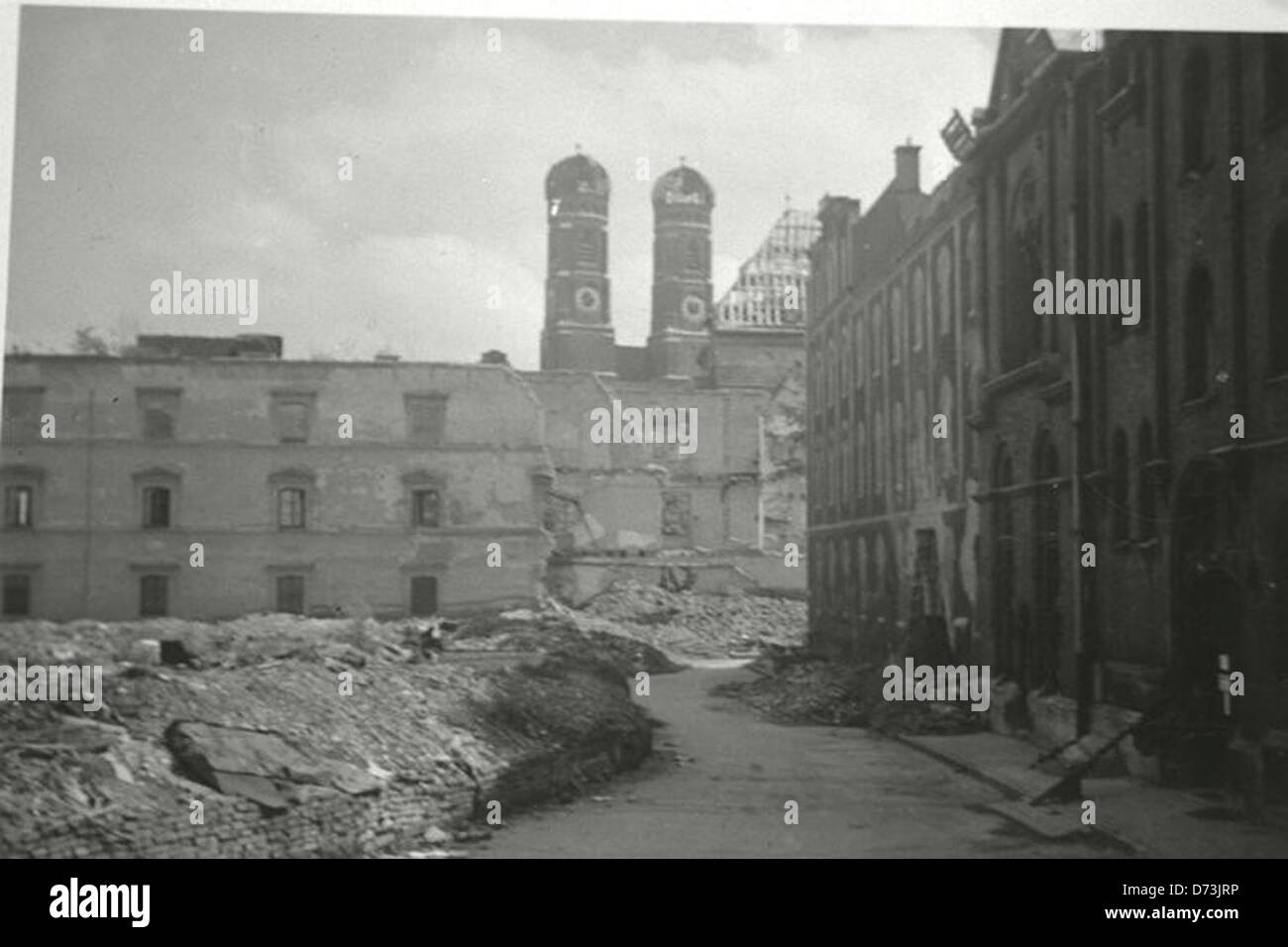 Dieses Bild zeigt die Zerstörung der Münchner Synagoge während der Novemberpogrome 1938. Das Foto dient als historische Erinnerung an die weitverbreitete Zerstörung der Juden während des Nazi-Deutschlands. Stockfoto