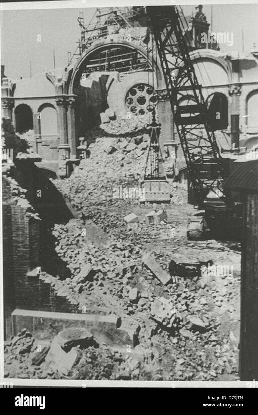 Ein Foto, das die Zerstörung der Münchner Synagoge während der Novemberpogrome, auch Kristallnacht genannt, zeigt, ein gewalttätiges antijüdisches Ereignis, das 1938 stattfand. Das Bild spiegelt die Zerstörung jüdischer Gotteshäuser im Nazi-Deutschland wider. Stockfoto
