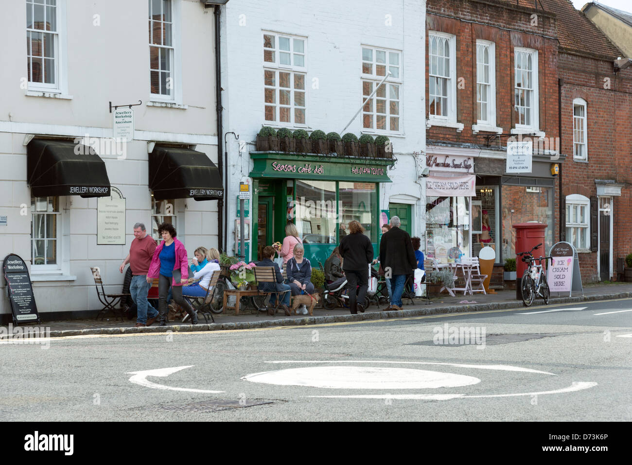 Menschen sitzen vor einem Straßencafé in old Amersham Bucks UK Stockfoto