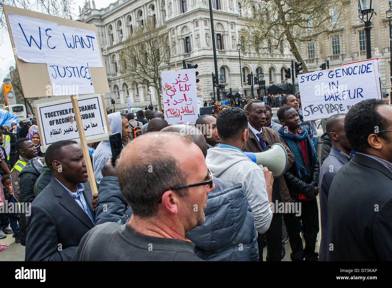 Darfur-10 Jahre-zum Jubiläum des Jahres der Regierung des Sudan einen Völkermord in Darfur begann eine Koalition von Protestgruppen eine Wohltätigkeitsorganisationen liefert eine Petition zur Downing Street. Wollen sie hervorheben, dass das Leiden in Darfur nicht vorbei und Ausschreibung - "die dringende Lösung der humanitären Krise; die derjenigen verantwortlich für Menschenrechtsverbrechen vor Gericht zu bringen; der Schutz gefährdeter Personen; und die Entwicklung eines gerechten und dauerhaften Friedens zu Darfur und aller Sudan. " Der Protest versammelten sich vor der sudanesischen Botschaft, wechselte zur Downing Street und außerhalb Pa fertig Stockfoto