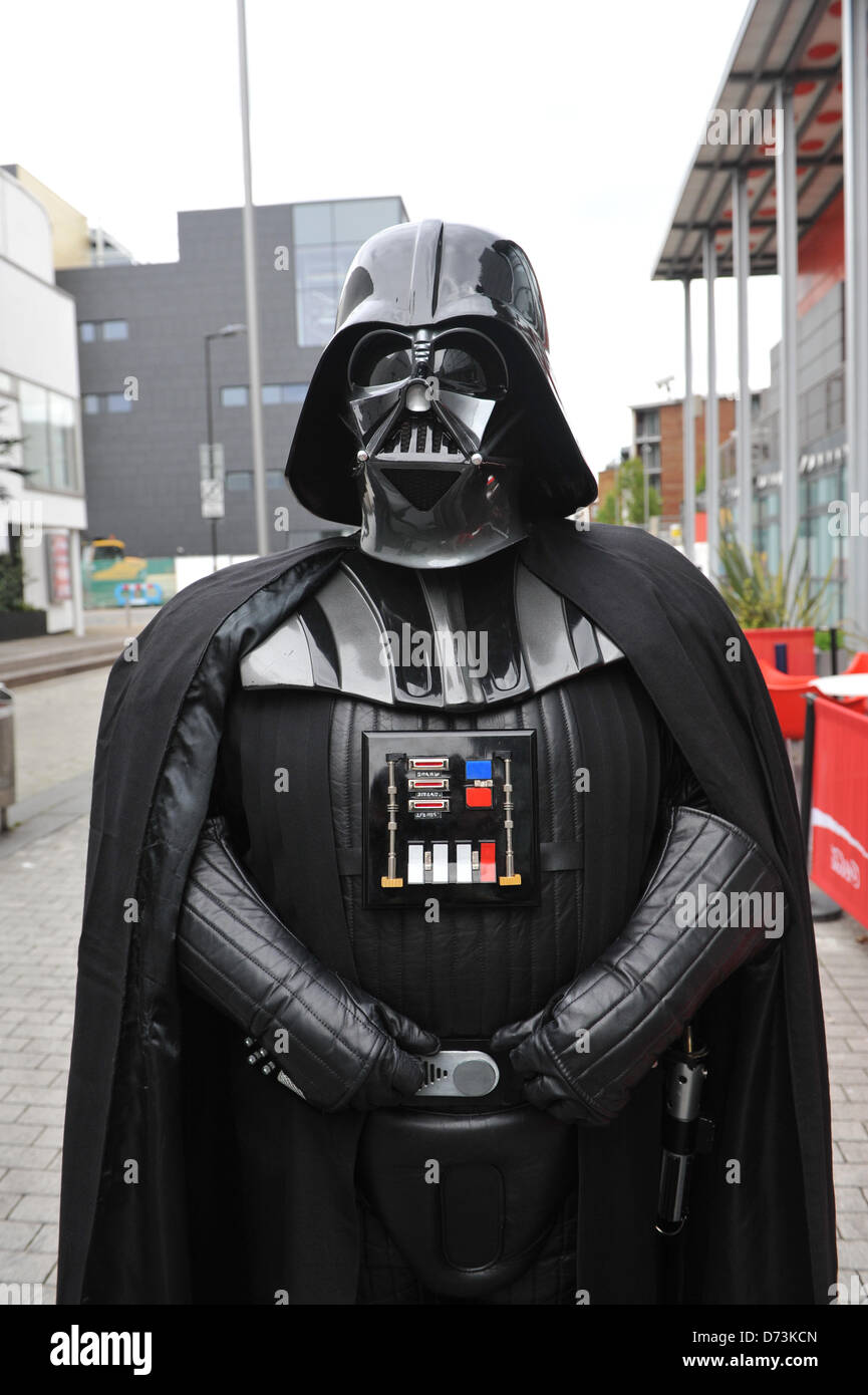 Cosplay Cosplayer verkleiden Stratford, London, UK. 28. April 2013. Darth Vader aus Star Wars in der Trachtenumzug. Der Sci-Fi-London Trachtenumzug eröffnet 12. jährlichen International Festival of Science Fiction und fantastischen Film im Stratford Picture House in East London statt. Alamy Live-Nachrichten Stockfoto