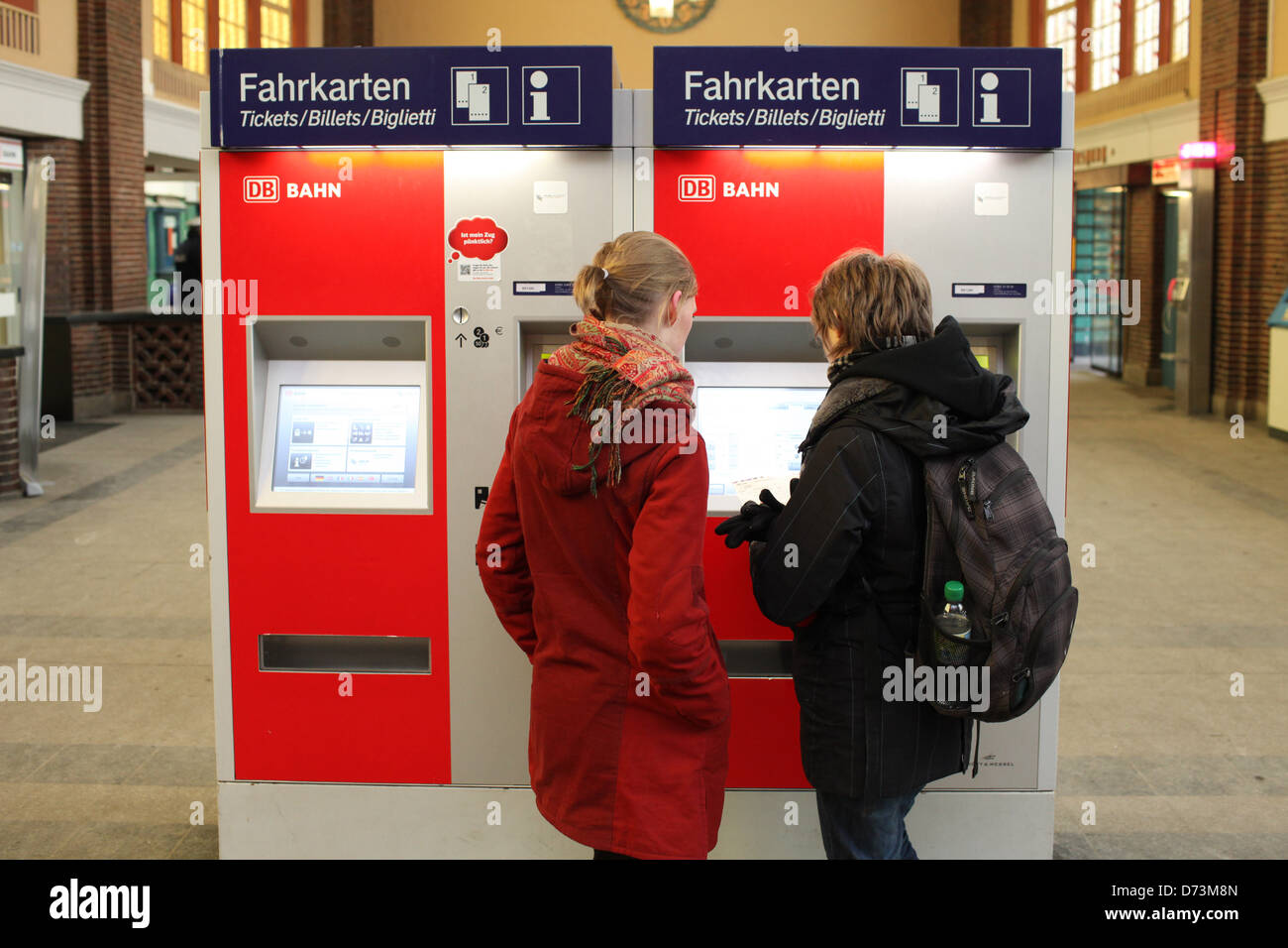 Flensburg, Deutschland, Reisen mit dem Zug in Flensburg-Station am Fahrkartenautomaten Stockfoto