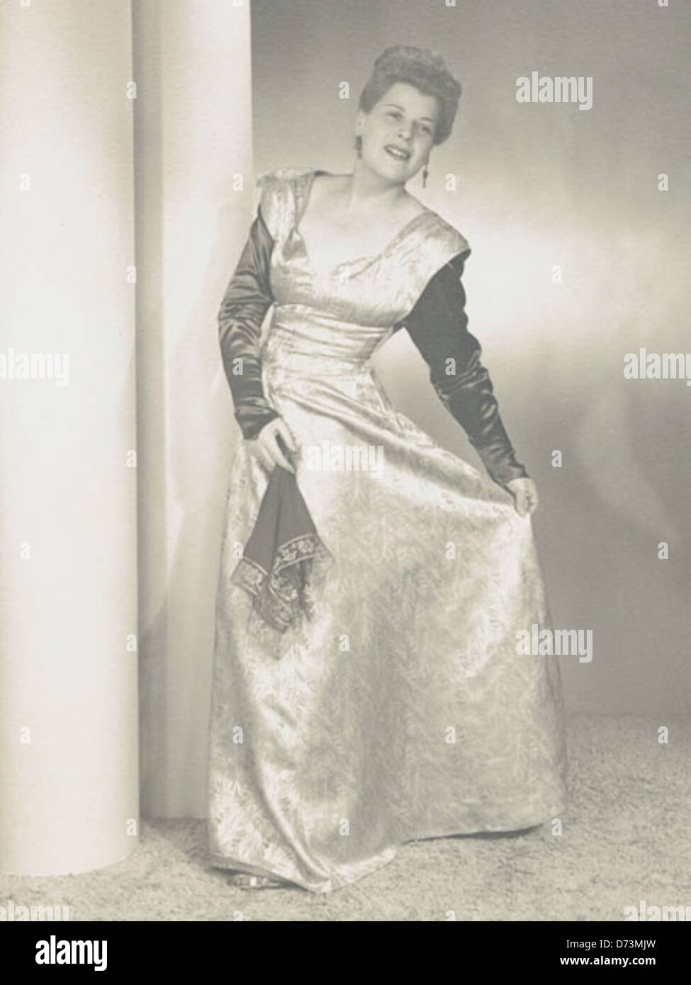 Dieses Porträt zeigt Gisela Judith Sander, geborene Ring, in Wien. Das Bild fängt sie in einem Kleid mit einem Taschentuch ein, das jüdische Identität und Kultur in einem formellen Ambiente repräsentiert. Stockfoto Dieses Porträt zeigt Gisela Judith Sander, geborene Ring, in Wien. Das Bild fängt sie in einem Kleid mit einem Taschentuch ein, das jüdische Identität und Kultur in einem formellen Ambiente repräsentiert. Stockfoto