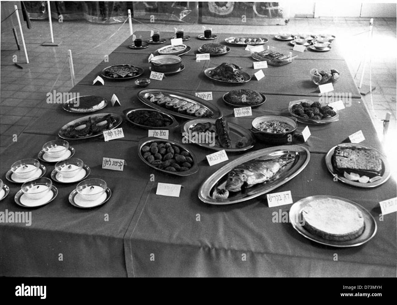 Ein Foto aus dem Jahr 1977 mit Tellern traditioneller Passahnahrung an der Hadassah-Seligsberg Comprehensive High School. Das Bild fängt eine jüdische Feiertagsfeier ein und hebt die Speisen hervor, die mit dem Pessach-Ritual (Pesach) verbunden sind, wie Matza, Bitterkräuter und Charoset. Stockfoto