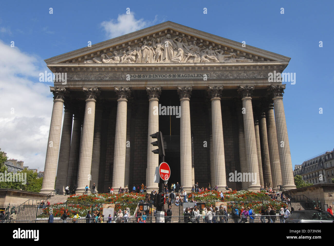 La Madeleine Church in Paris Frankreich im Stil eines griechischen Tempels. Stockfoto