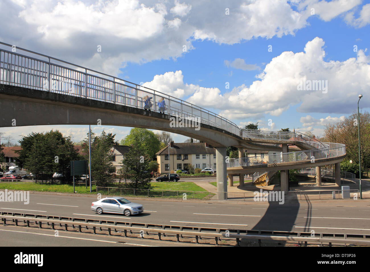 Fußgänger Fußgängerbrücke über der A316 Land Weg bei Hanworth England UK Stockfoto