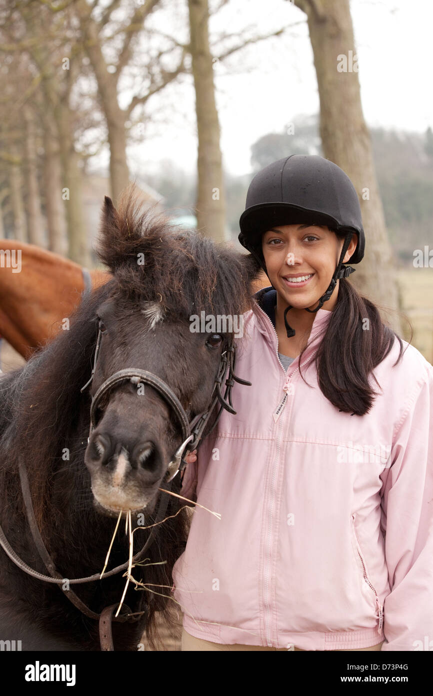 Ein junges Mädchen und ihr Haustier Pony, UK Stockfoto