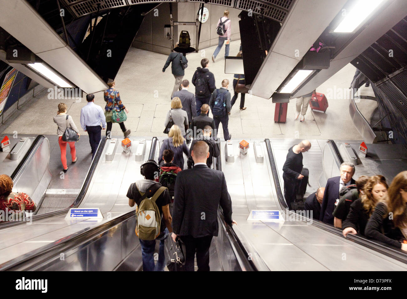 Pendler, die Fahrt zur Arbeit auf der London underground Rolltreppen, London Bridge Station, London UK Stockfoto