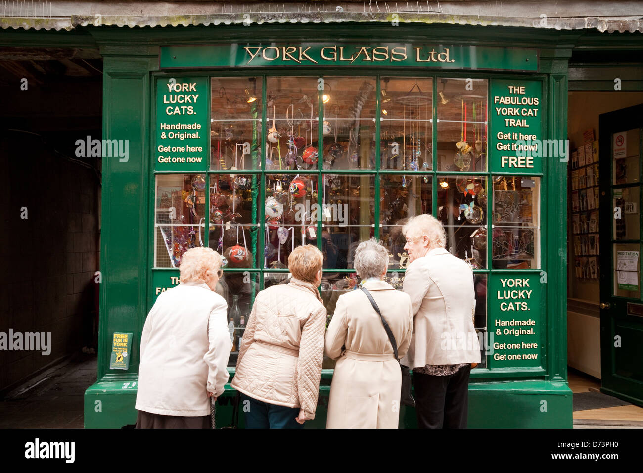 Eine Gruppe von älteren Rentnerinnen Schaufensterbummel, York Glas-Shop, den Shambles, York, UK Stockfoto