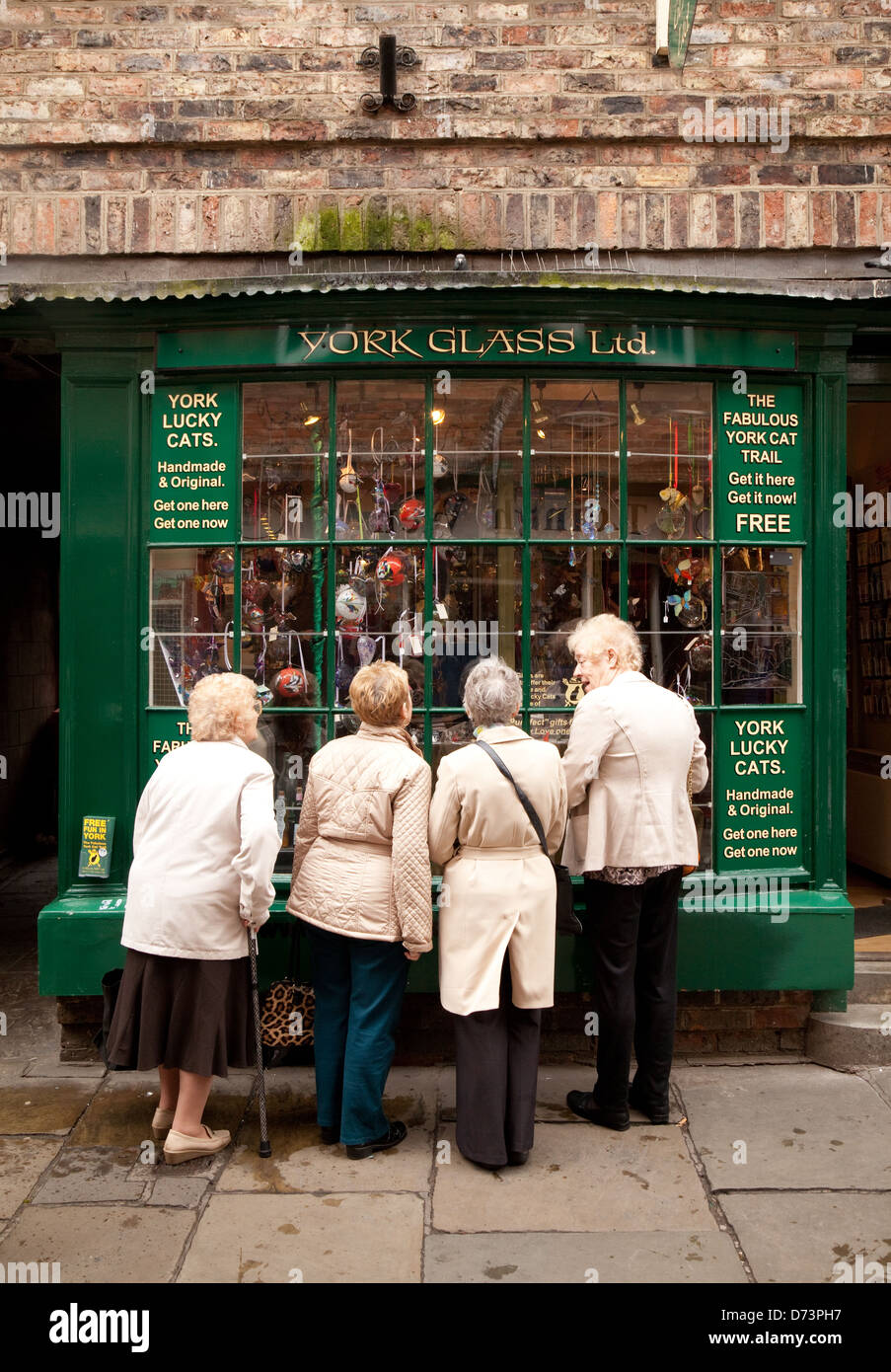 Vier ältere Menschen im Ruhestand Frauen einkaufen, The Shambles York Stadtzentrum, Yorkshire UK Stockfoto